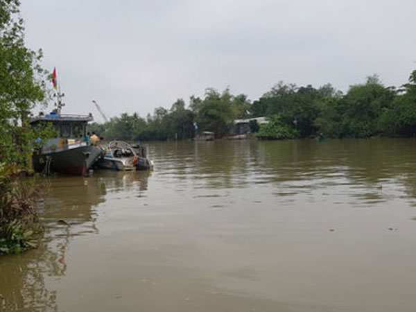 Phát hiện thi thể hai mẹ con dưới kênh nước