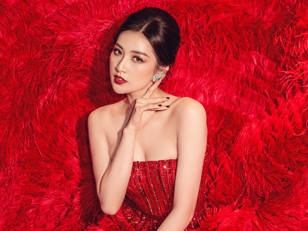 Á hậu Tú Anh đẹp mê mẩn với váy dạ hội lông vũ