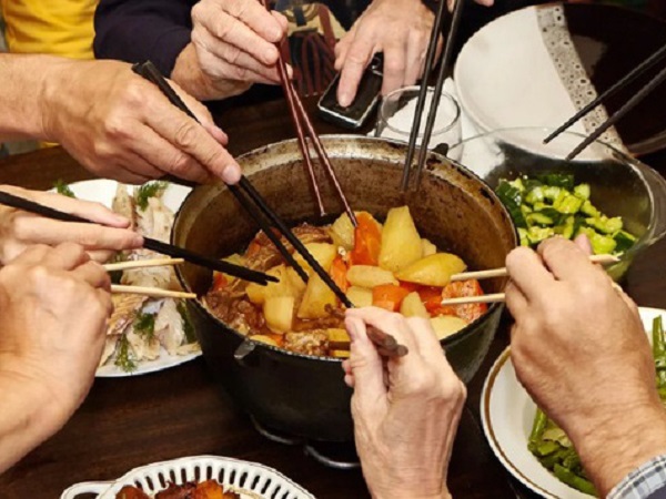 Loại vi khuẩn mà 70% người Việt đang nhiễm: Thuộc nhóm gây ung thư số 1, dễ lây lan cho nhau qua 4 thói quen tai hại khi ăn cơm