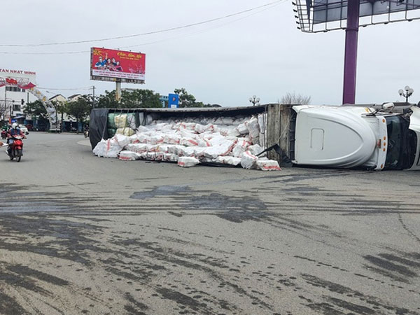 Xe đầu kéo lật ngang khi qua vòng xoay, tài xế thoát chết trong gang tấc
