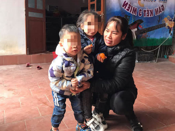 Vụ 2 bé bị bỏ rơi ở Hà Nội: Bác ruột đón từ chùa về rồi bỏ ở đê, chờ người phát hiện mới đi?