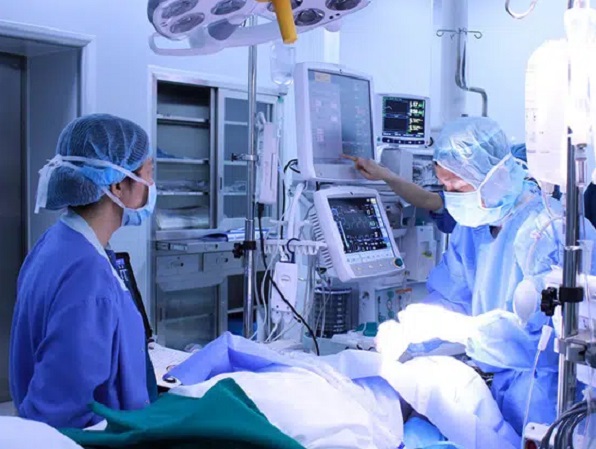 'Cậu nhỏ' bỗng nhiên cương cứng, người đàn ông dùng tay bẻ gãy