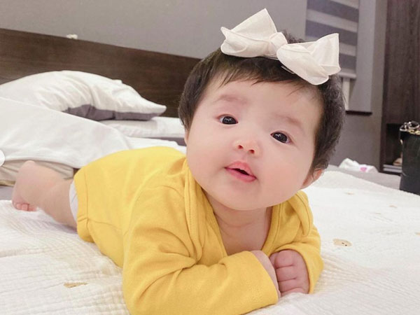 Đông Nhi khoe ảnh cận mặt con gái khiến dân mạng và cả dàn sao Việt 'phát cuồng' vì quá đáng yêu