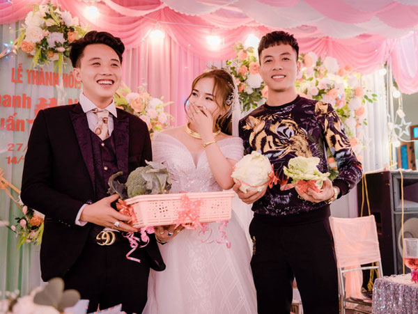 Mang cả 'vườn rau' làm quà cưới, hội bạn thân khiến cô dâu chú rể cười như được mùa