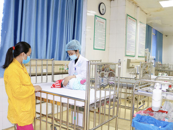 Cha mẹ dùng xilanh bơm nước muối sinh lý rửa mũi cho con, bé 2 tháng tuổi bị ngừng thở cấp tính