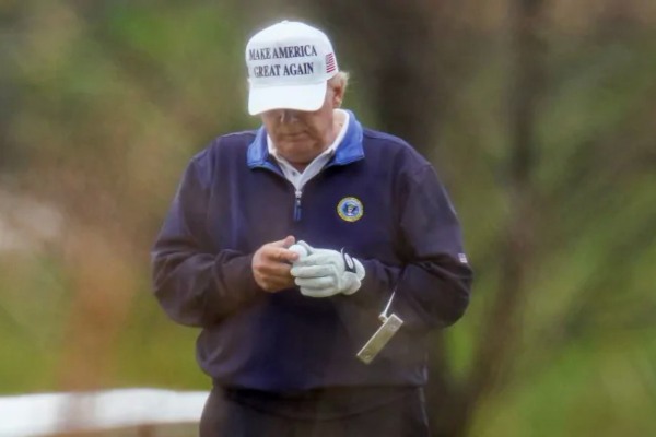 Sân golf của Trump bị tước quyền đăng cai major