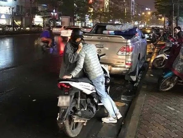 Vợ đội mưa rét, mang khăn và áo ấm đến tận quán nhậu đón chồng say bí tỉ, cánh mày râu than thở: Đúng là vợ nhà người ta!