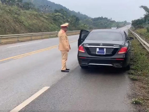 Dùng băng dính che biển số trên cao tốc, tài xế Mercedes bị phạt nặng