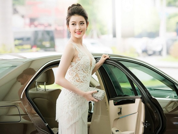 Trước khi 'đập hộp' xe sang 7 tỷ, Á hậu Huyền My đi xe gì?