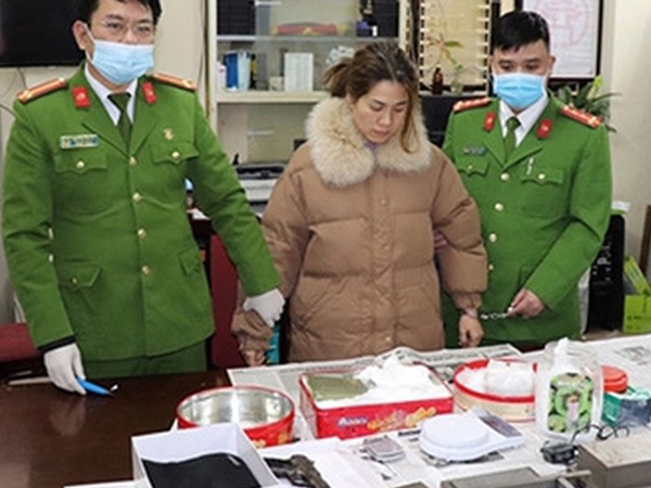 Triệt phá đường dây ma tuý trộn bột, thu giữ 12 bánh heroin và súng