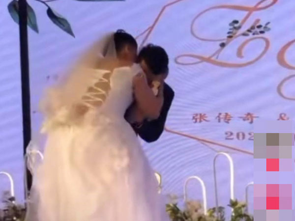 Chú rể vừa quay đầu cô dâu đã nhào vào hôn rồi bỏ chạy, nhìn kỹ dung nhan cô ai cũng hiểu lí do