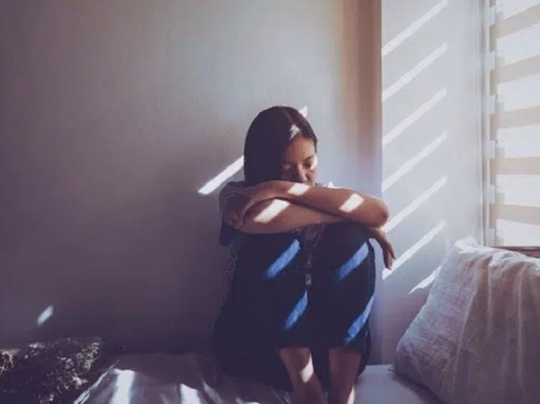 Sau đêm tân hôn chật vật, chồng đưa cho tôi chiếc máy tính bảo 'xem đó mà học' rồi ôm chăn gối sang phòng khác ngủ