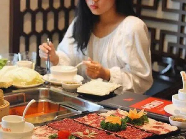 Cô gái 29 tuổi nôn ra máu sau khi ăn lẩu, cảnh báo cách ăn lẩu có thể gây ung thư