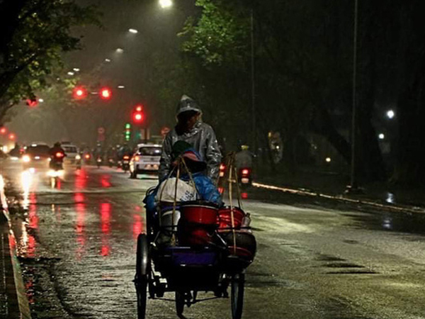 Những con người lặng lẽ mưu sinh giữa cái lạnh tê tái của mùa đông xứ Huế