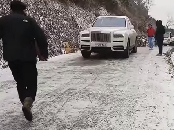 Clip: Siêu xe Rolls Royce 'nổi hứng' đổ đèo băng tuyết khiến các tài xế bên cạnh buộc phải thực hiện hành động 'bó cẩn' này