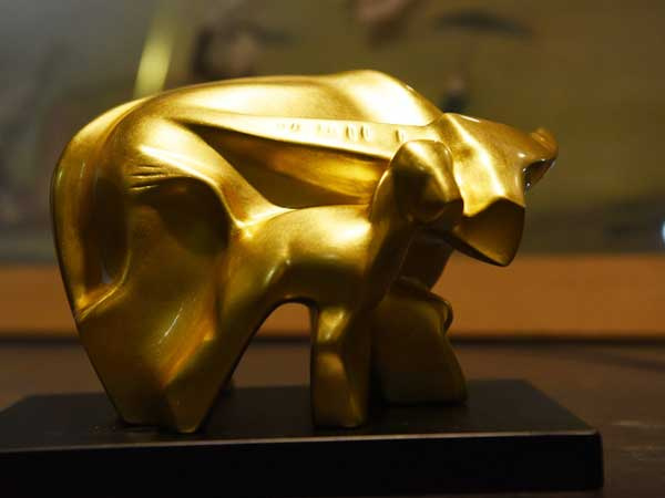 Tuyệt phẩm 'trâu vàng khởi sinh' dát vàng 24k giá 10 triệu đồng hút khách chơi Tết