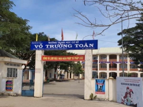 Điều tra vụ nữ sinh lớp 7 tự sinh con trong nhà vệ sinh