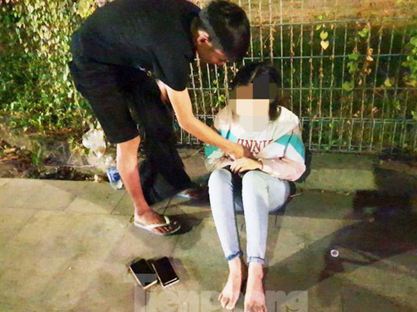 Bạn trai bỏ đi sau khi cãi nhau, cô gái bị cướp xe máy