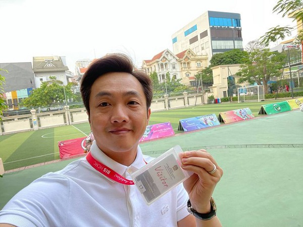 Cường Đô La đi họp phụ huynh cho Subeo, nhìn tấm ảnh đeo trên cổ mà muốn 'ngất xỉu' vì độ giàu có