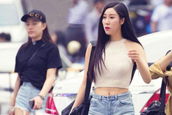 Người mẹ đi họp phụ huynh, hôm sau con gái bị tẩy chay vì lý do khiến người lớn phải tự nhìn lại mình