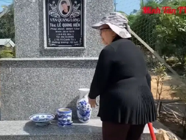 Mẹ ca sĩ Vân Quang Long lên tiếng về chuyện không nhận cháu ngay tại mộ của con trai