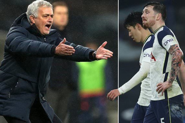 Mourinho nổi nóng với cầu thủ Tottenham khi liên tục để mất điểm