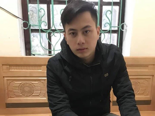'Công an mật' sa lưới khi định 'chôm' gói hàng cấm
