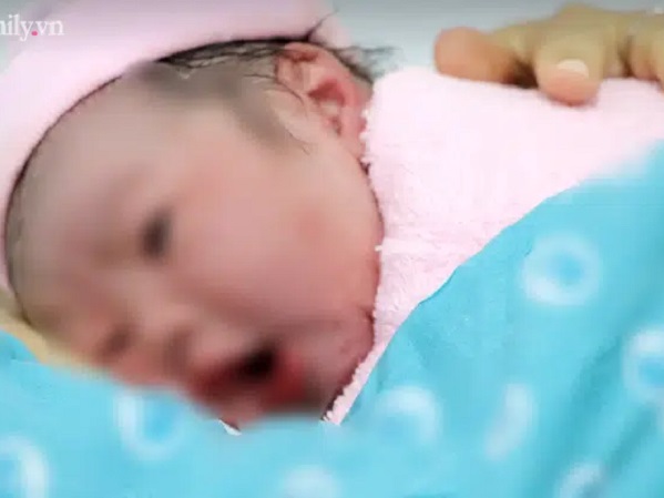 Bất ngờ vụ nữ sinh lớp 7 tự sinh con trong nhà tắm: Công an khẳng định chưa tìm ra cha đứa bé, gia đình không hợp tác điều tra