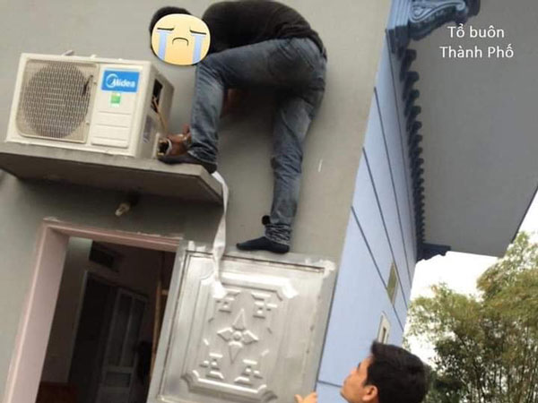 Lần đầu ra mắt nhà bạn gái, nam thanh niên xung phong lắp điều hòa nhưng loay hoay 2 tiếng chưa xong còn phải nhờ...giải cứu