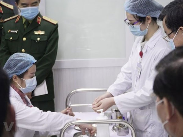 Việt Nam bắt đầu tiêm mũi 2 vắcxin COVID-19 liều 25mcg cho 3 người