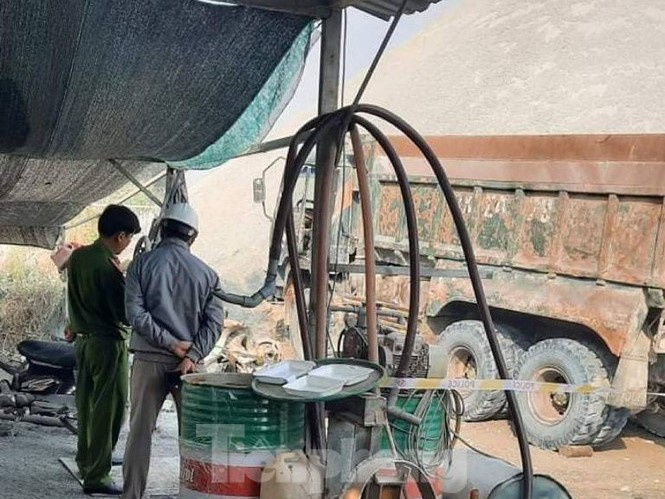 Tài xế xe ben hạ thùng, đè chết ông chủ