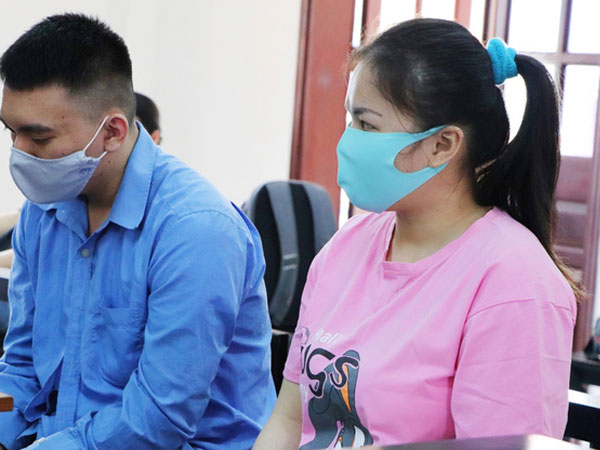 Nữ bị cáo lạnh lùng khai đốt nhựa nhỏ vào người, lấy dây xích sắt tra tấn thai phụ 18 tuổi đến sảy thai