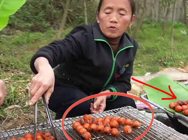 Vừa tự nhủ 'món này phải trở liên tục không nó cháy', vừa dứt lời Bà Tân Vlog làm cháy luôn cả nửa mẻ