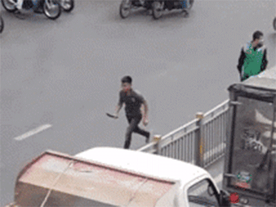 Thanh niên mở cốp ô tô, rút kiếm truy đuổi tài xế xe tải gây náo loạn phố Sài Gòn