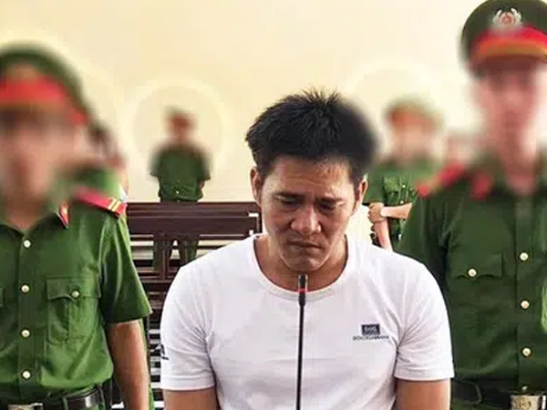 Ngồi ăn bún vỉa hè, cô gái bị đâm nhầm suýt chết