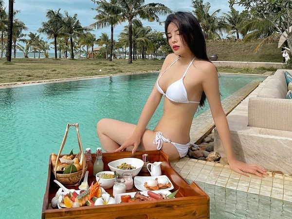 Kỳ Duyên tự tin khoe vóc dáng sexy với bộ bikini 2 mảnh