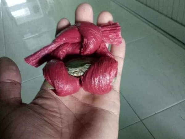 Nhìn con cua buộc kín mít chỉ thấy mỗi mắt, dân mạng đồng loạt rủ nhau khỏi mua cua, ra tận biển mà ăn vừa ngon vừa rẻ