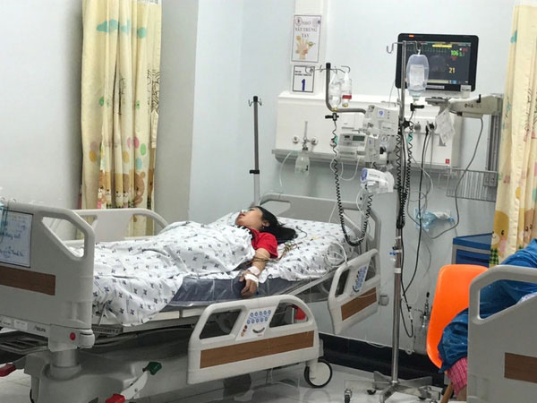 Nữ sinh 15 tuổi uống 28 viên thuốc chống trầm cảm vì bị mẹ mắng ham chơi