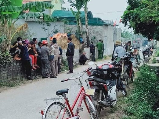 Bàng hoàng phát hiện bố và con 10 tháng tuổi cháy đen trong nhà tắm, người vợ nguy kịch nằm giữa nhà