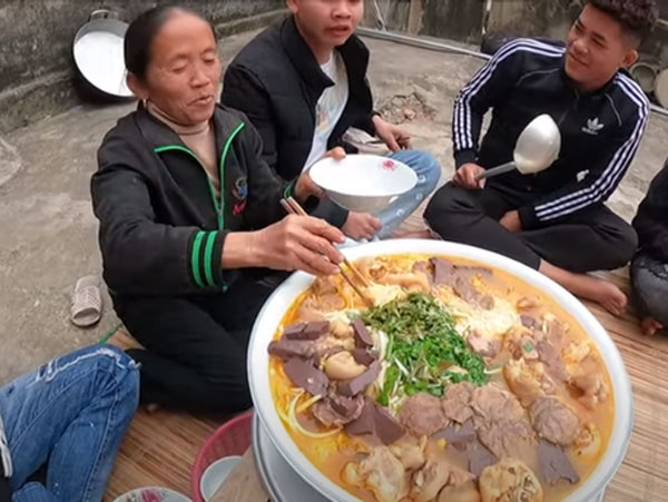Dùng bột ớt Hàn Quốc để nấu tô bún bò Huế khổng lồ, bà Tân khiến ai cũng giật mình vì kết quả