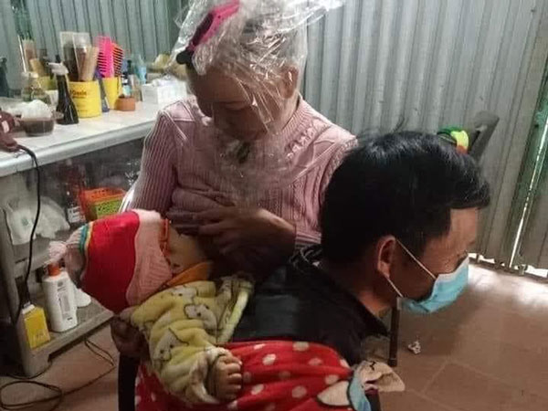 Đợi vợ cả ngày trong tiệm làm tóc, anh chồng H'mong có hành động đặc biệt khiến hội chị em xuýt xoa ghen tị