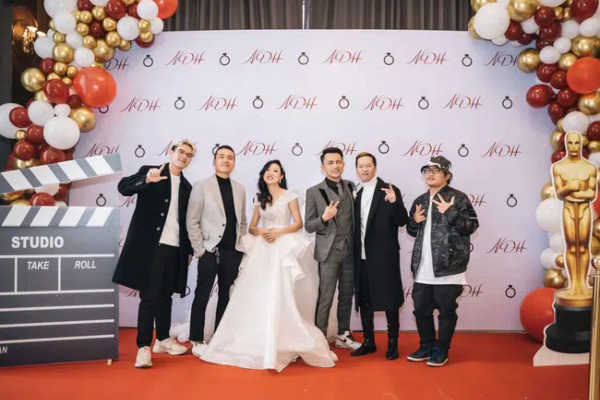 Da LAB, Trung Quân Idol 'quẩy' cực cháy trên sân khấu hôn lễ bí mật của cặp đôi đứng sau các MV của Tóc Tiên, Noo Phước Thịnh