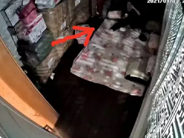 Lắp camera giấu kín, mẹ trẻ sốc nặng phát hiện nữ giúp việc 'tu ừng ực' bình sữa của con rồi nói dối là bé đã uống hết!