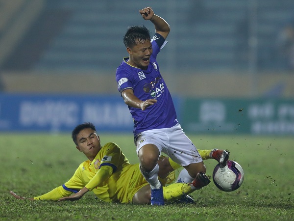 Hà Nội FC tố chủ nhà dùng 'mưu mẹo' cũ để làm xấu mặt sân, Nam Định 'phản pháo' cực gắt