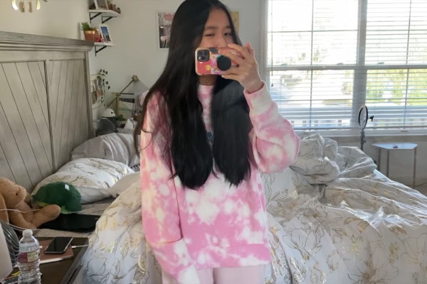 Jenny Huỳnh 'quá là sến' với thử thách 24h màu hồng, lần đầu tiên để anh trai debut với tiết mục 'Anh Hoàng Vê lốc'