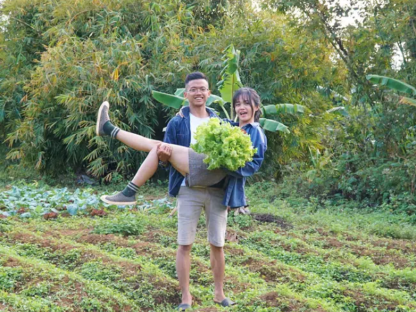 Cô gái bỏ Sài Gòn, cùng chồng lên núi sống đời nông dân fulltime, đặc biệt trước khi đi còn được bố mẹ chồng cho mượn tiền mua đất