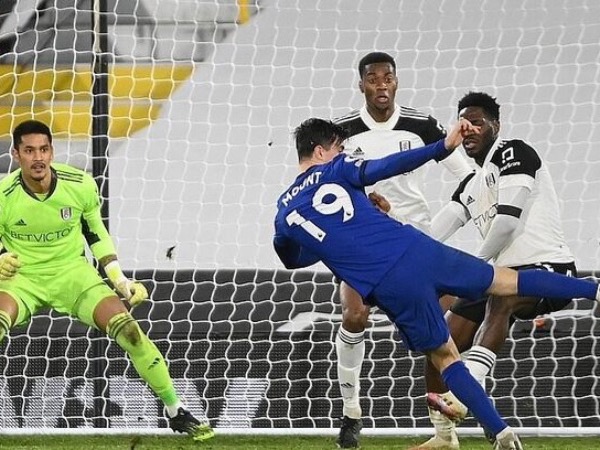 Chelsea thắng nhọc dù chơi hơn người