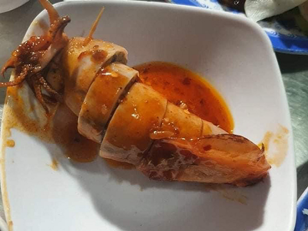 Tố quán cơm tấm 'chặt chém' khách, chàng trai không ngờ bị 'ném đá' ngược vì các món trên bàn