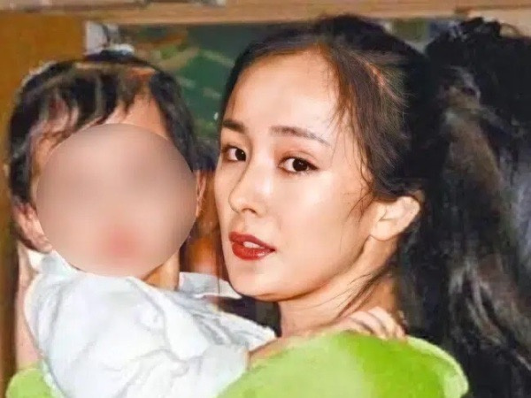 Chúc mừng sinh nhật người hâm mộ, nữ diễn viên nổi tiếng bất ngờ bị chỉ trích cách nuôi dạy con tệ hại, lý do khiến nhiều người đồng tình
