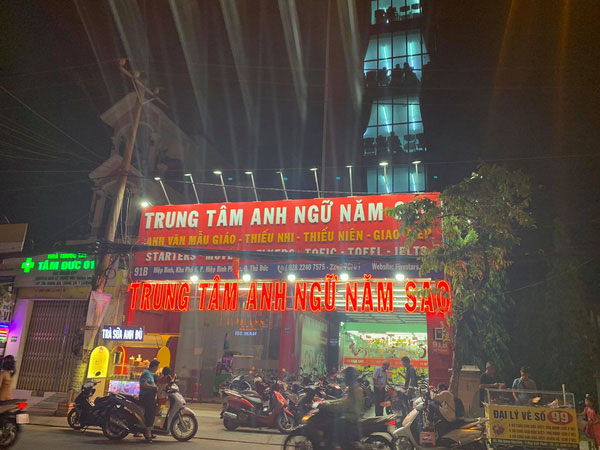 Cô giáo cùng 5 học sinh mắc kẹt, hoảng loạn kêu cứu trong thang máy trung tâm tiếng Anh